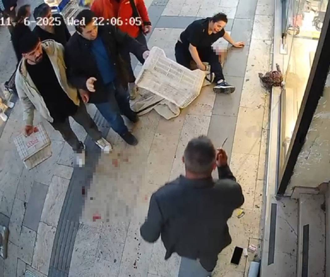 Sokak ortasında dehşeti yaşadılar! Boşanma aşamasındaki eşini defalarca bıçakladı! Esnaf meyve kasalarıyla kurtardı 4